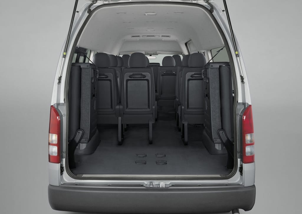 toyota_kdh_223b_luggage_space